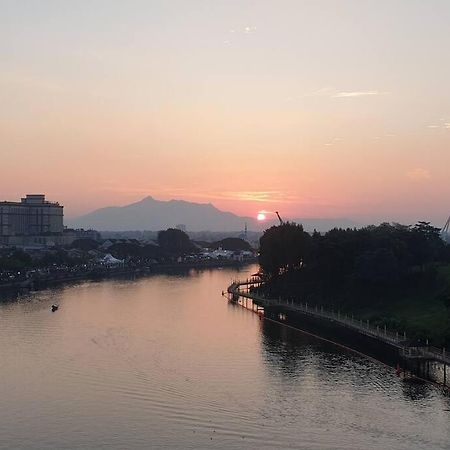 Lovely Waterfront Riverbank Suite With Pool 쿠칭 외부 사진