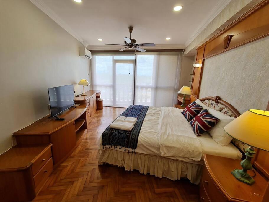 Lovely Waterfront Riverbank Suite With Pool 쿠칭 외부 사진