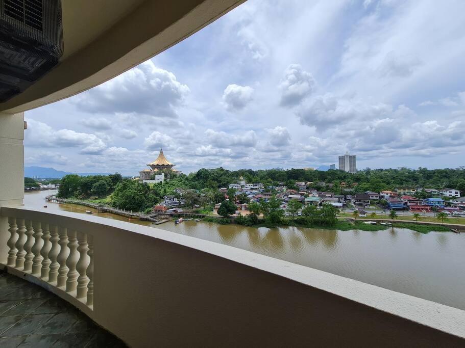 Lovely Waterfront Riverbank Suite With Pool 쿠칭 외부 사진