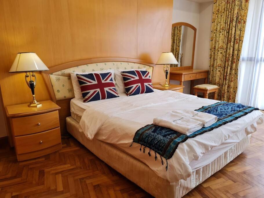 Lovely Waterfront Riverbank Suite With Pool 쿠칭 외부 사진