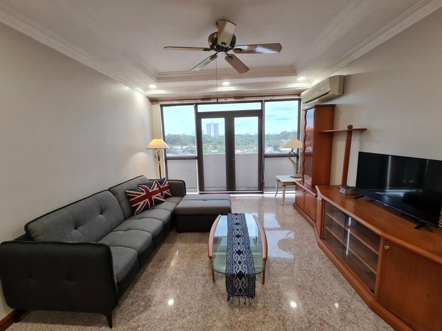 Lovely Waterfront Riverbank Suite With Pool 쿠칭 외부 사진