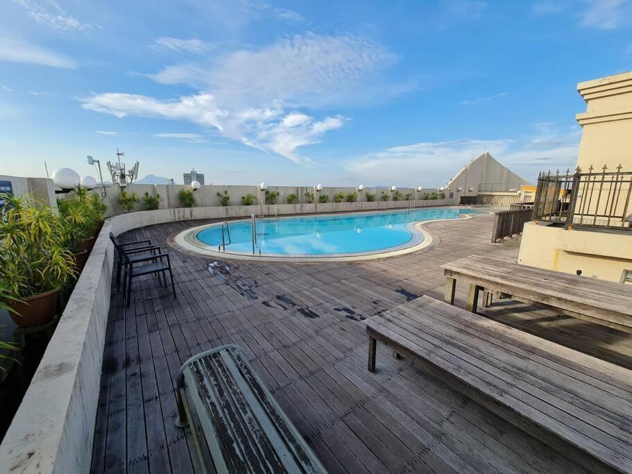 Lovely Waterfront Riverbank Suite With Pool 쿠칭 외부 사진