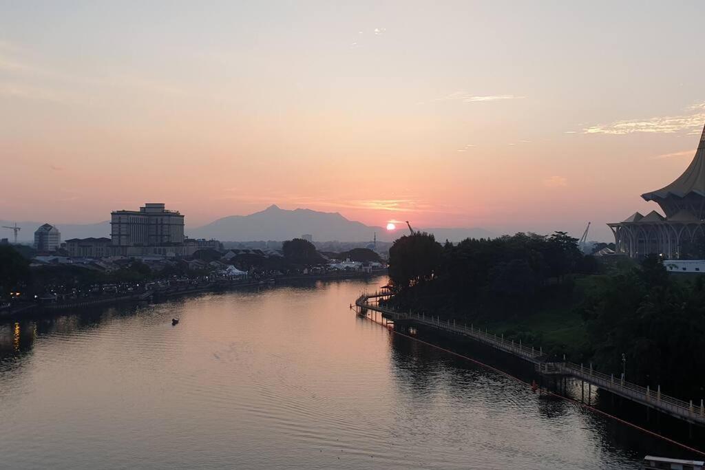 Lovely Waterfront Riverbank Suite With Pool 쿠칭 외부 사진