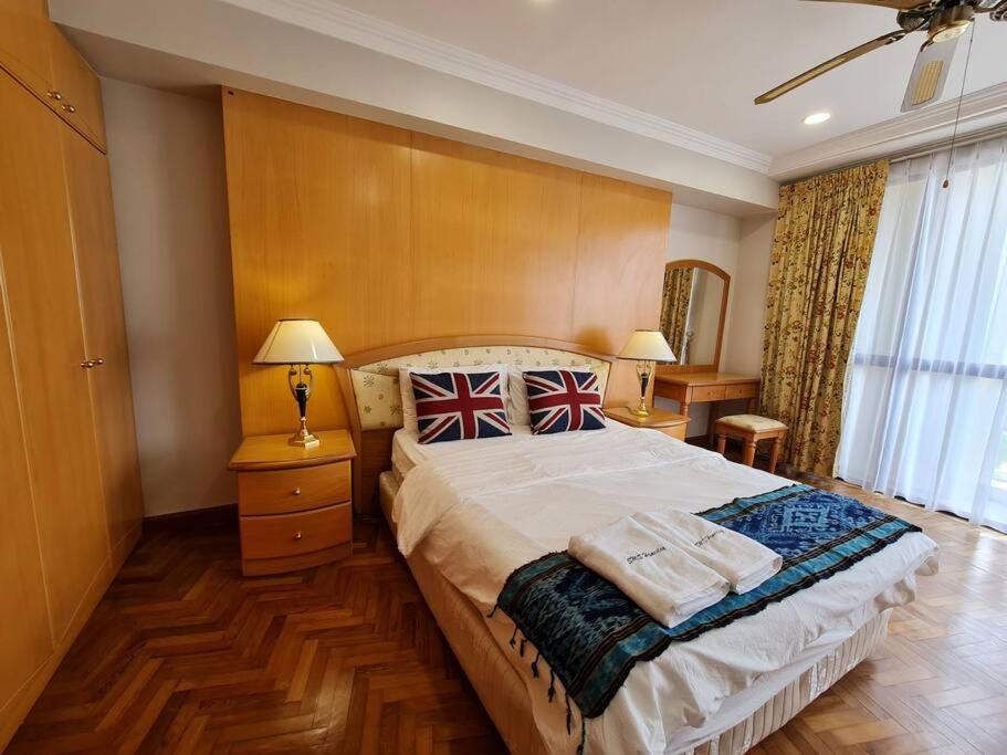 Lovely Waterfront Riverbank Suite With Pool 쿠칭 외부 사진
