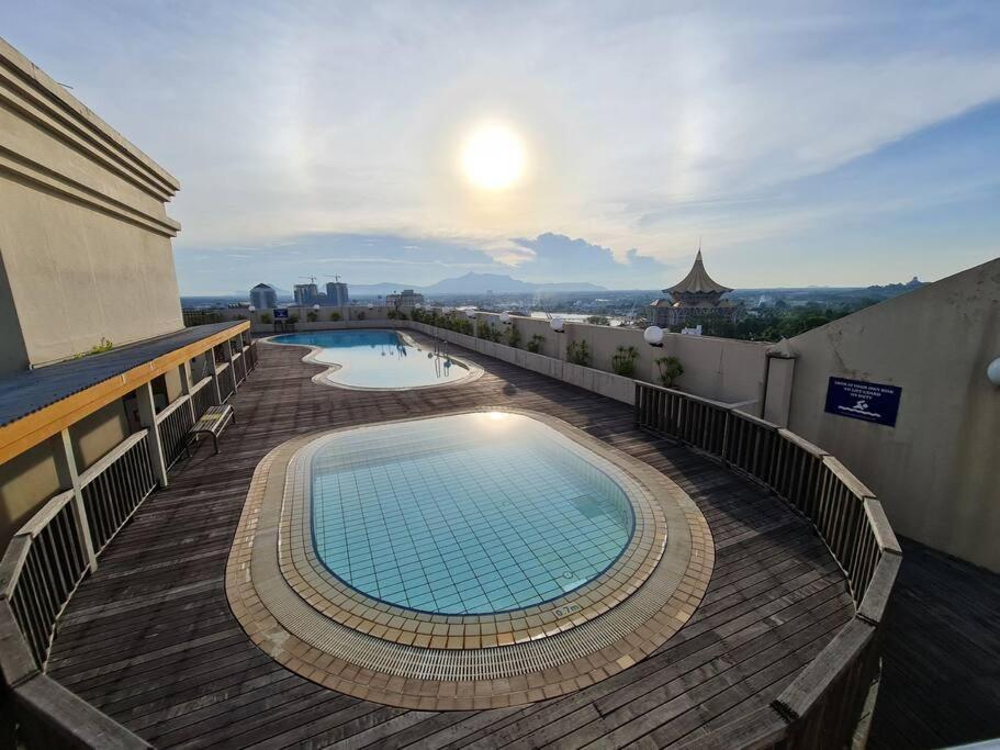 Lovely Waterfront Riverbank Suite With Pool 쿠칭 외부 사진